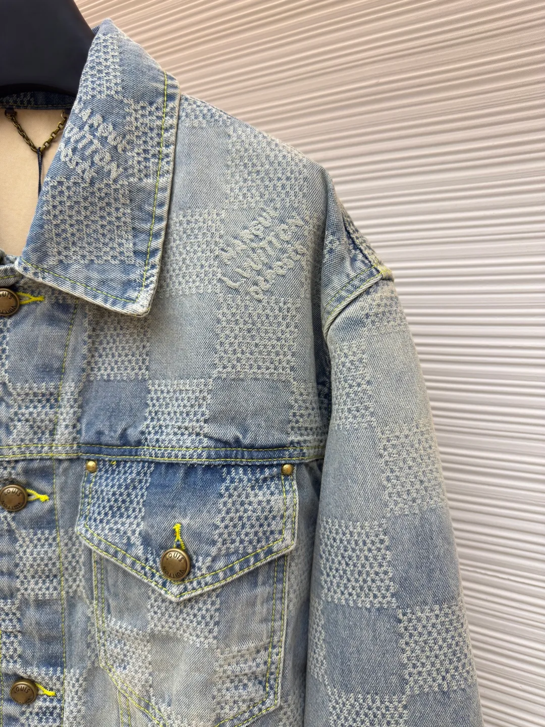 LOUIS VUITTON checkerboard denim jacket ●Authentic product: Purchased and developed for 25600 ●Item number: 1680097-C20 ●Fabric: denim fabric ●Technology: Yarn-dyed jacquard ●Version: Fitted version ●Size: 46-48-50-52 ●Weight: about 1300g ●Description: Both the front and back panels are embroidered with the brand's iconic LOGO, and the front panel is embellished with checkerboard, plus the brand's English embroidery. The back embroidery uses 3D three-dimensional embroidery, with a total stitch count of 23,800. The zipper is electroplated in an aged brass color, and the pull tabs are in an electroplated aged brass color. The overall wiring is straight and delicate, the fabric is comfortable and soft, and the color is consistent without color difference. It can be matched with the same style to create a fashionable look and control various occasions. Customized accessories, complete with three standards, same style for men and women!